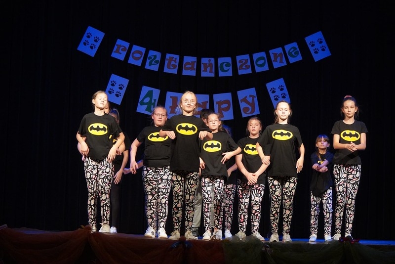 Młodzież tańcząca na scenie