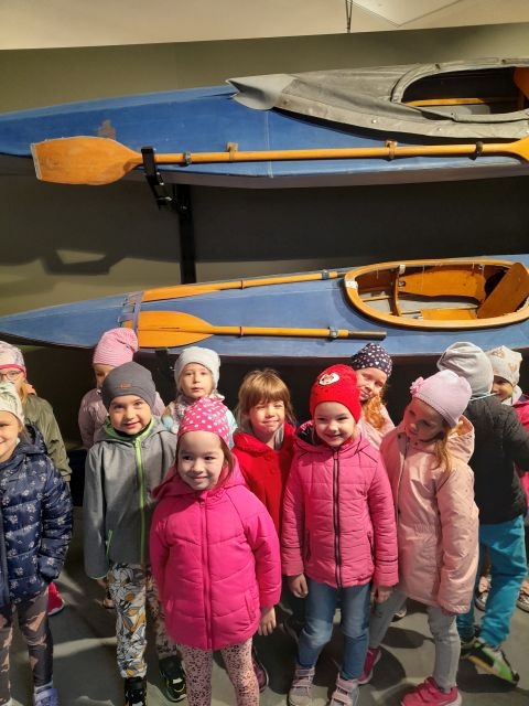 Dzieci przy kajakach