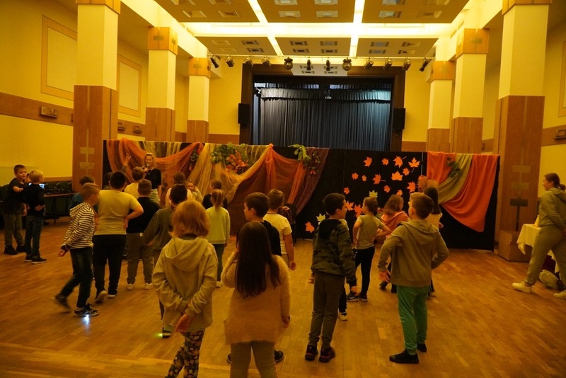 Jesienne zabawy dzieci