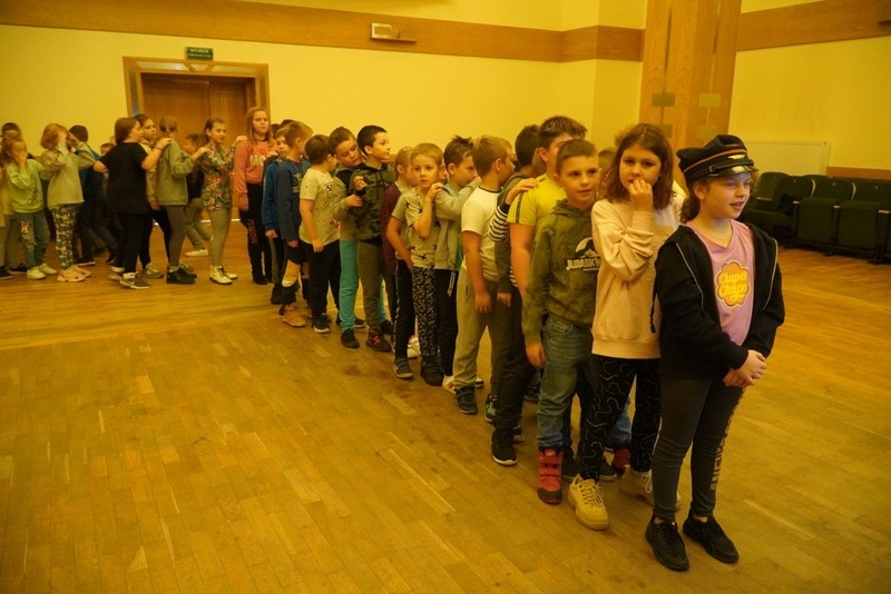 Jesienne zabawy dzieci