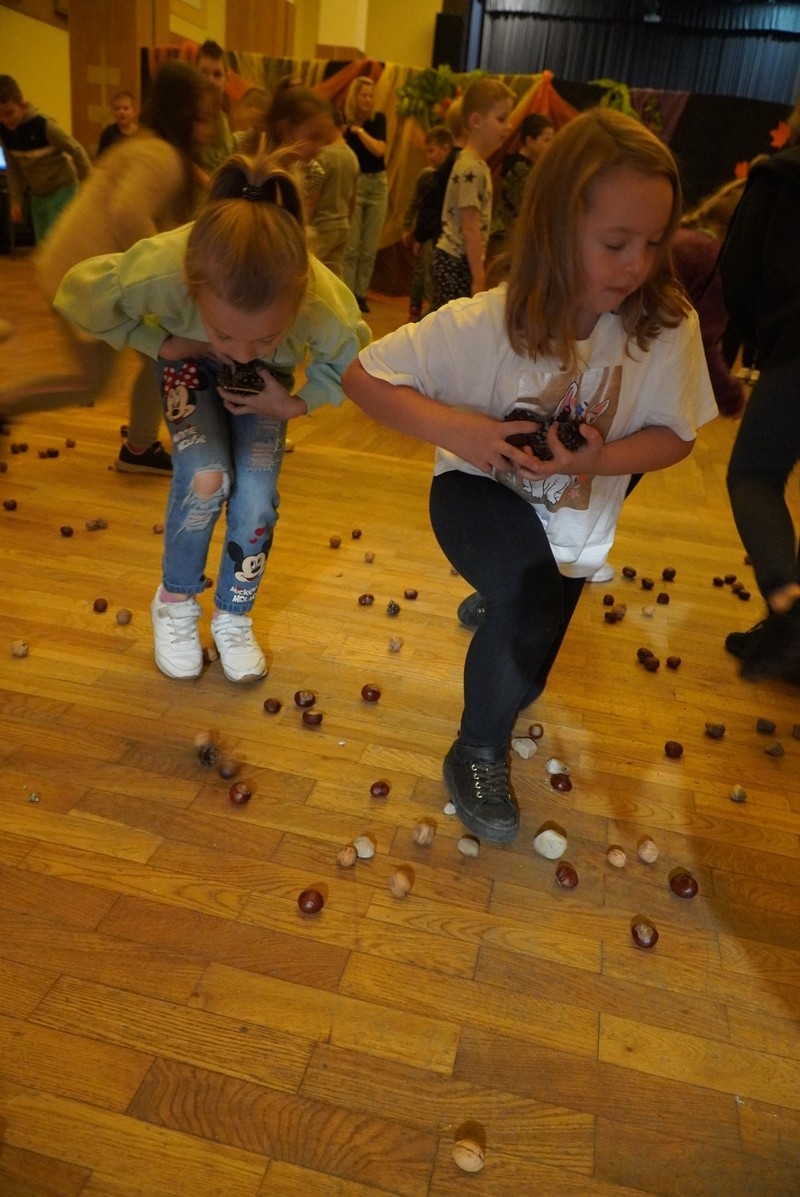 Jesienne zabawy dzieci