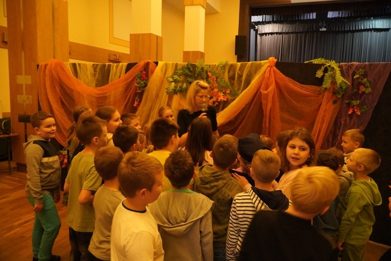 Jesienne zabawy dzieci