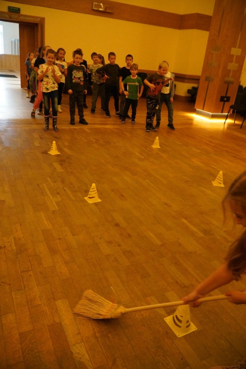 Jesienne zabawy dzieci