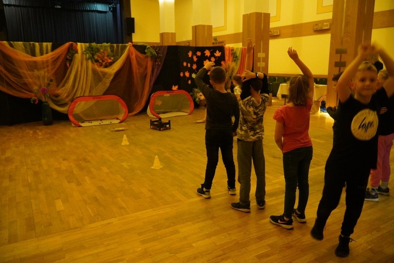 Jesienne zabawy dzieci