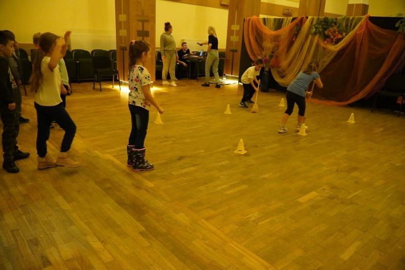 Jesienne zabawy dzieci