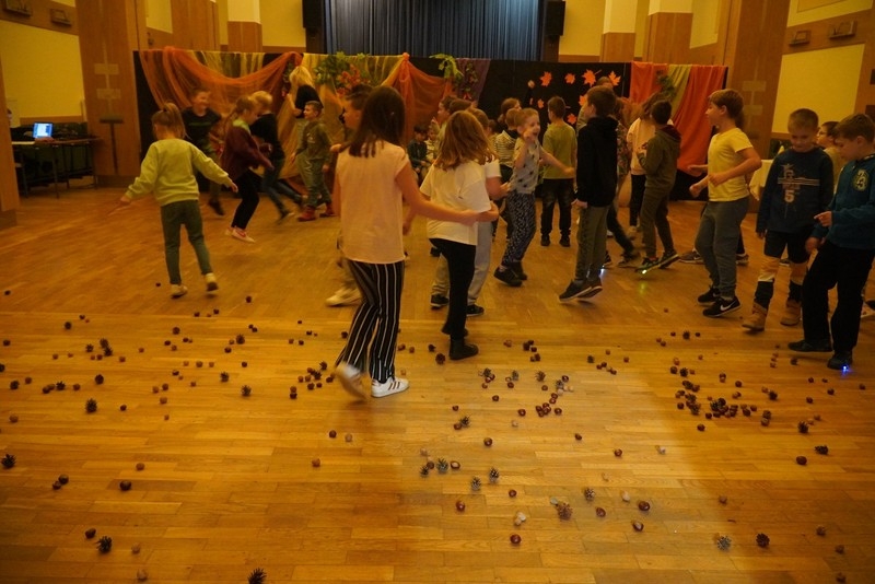 Jesienne zabawy dzieci