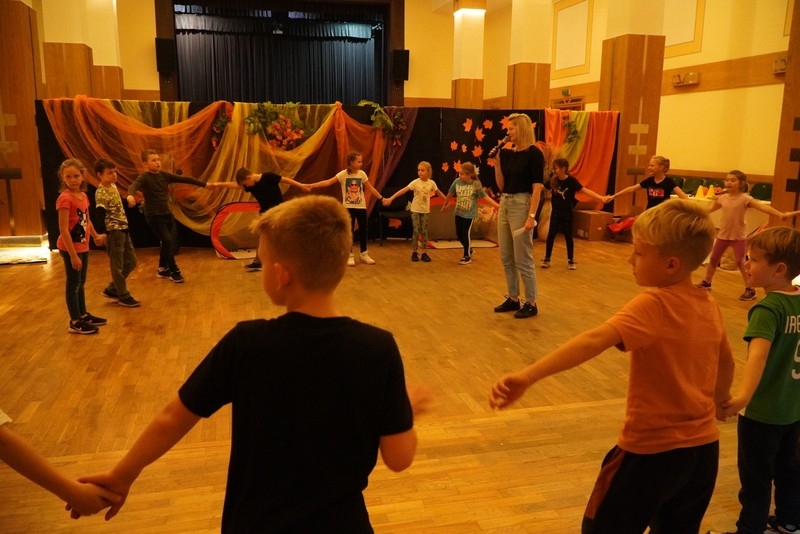 Jesienne zabawy dzieci