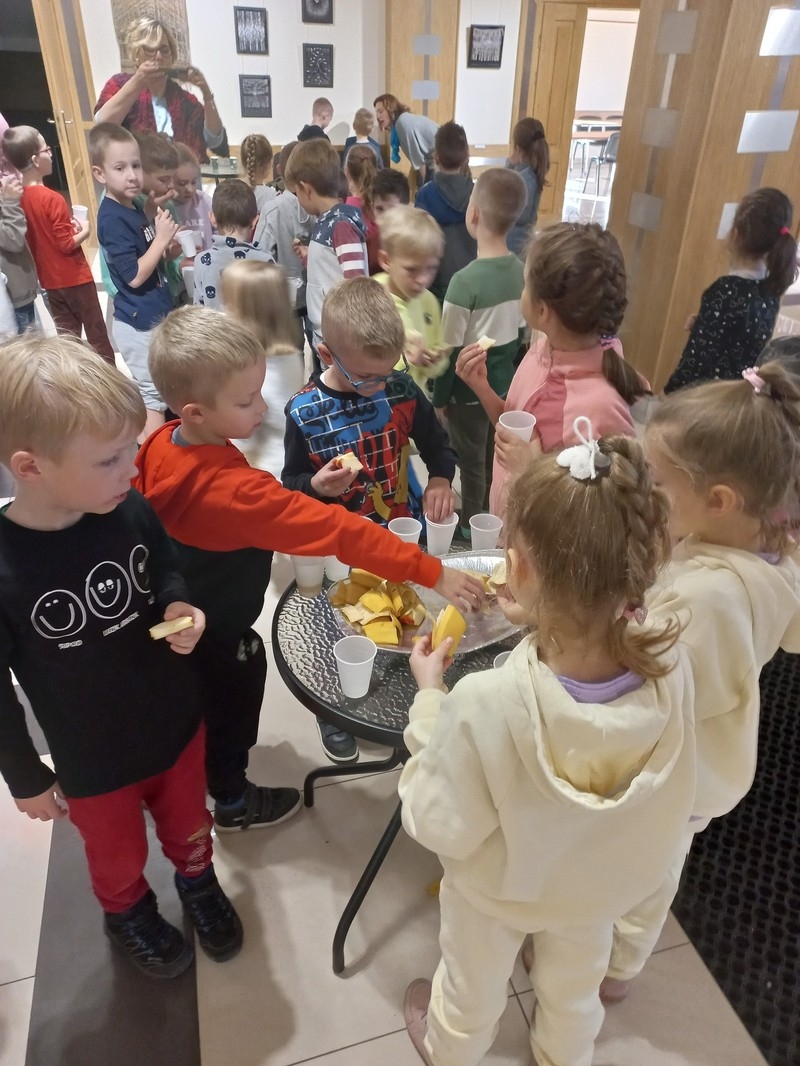 Jesienne zabawy dzieci