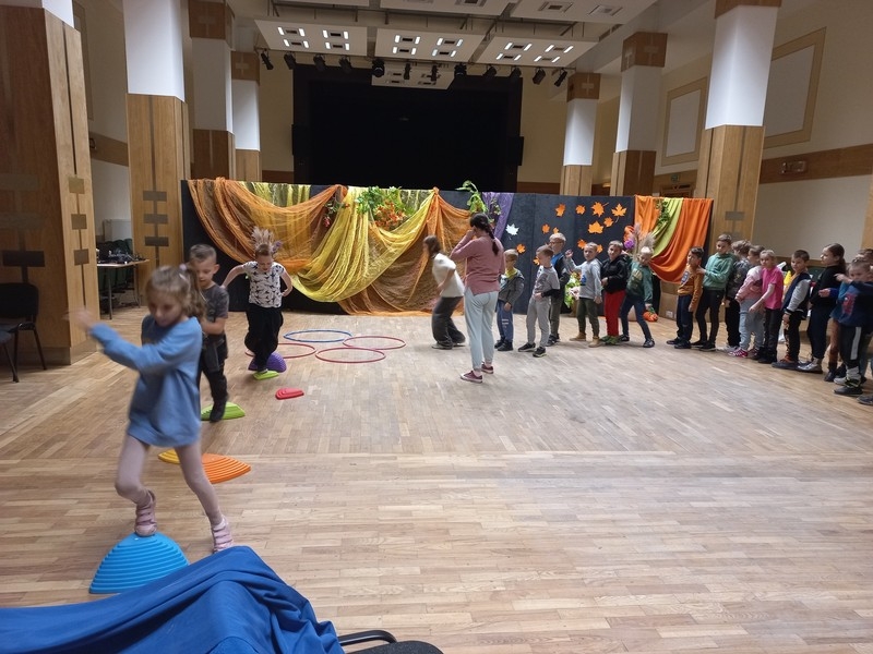 Jesienne zabawy dzieci