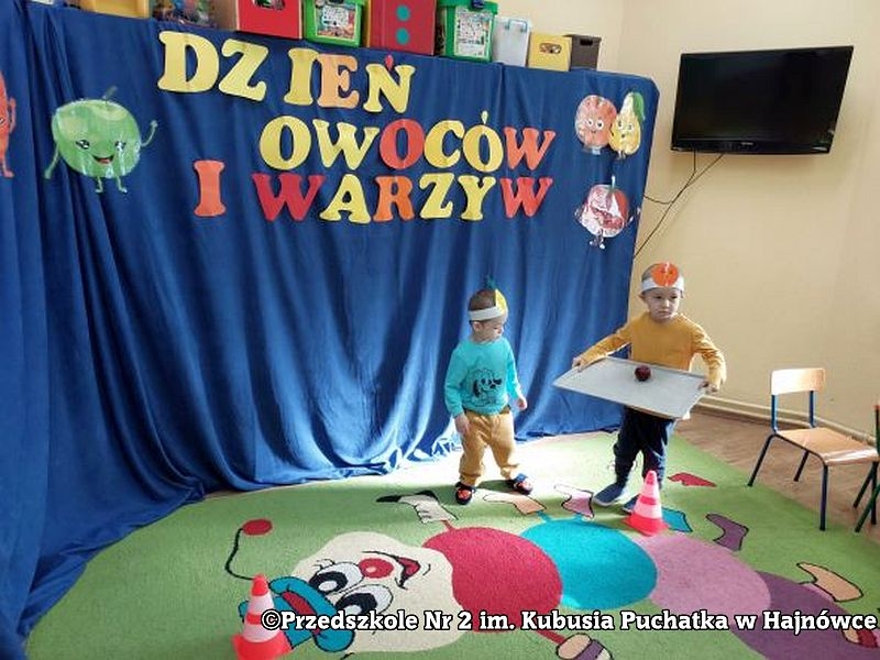 dzieci niosa na tacy kulkę