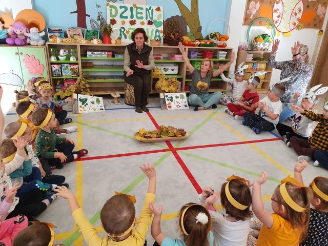 Dzieci uczestniczą w zajęciach zwiazanych ze świetem drzewa