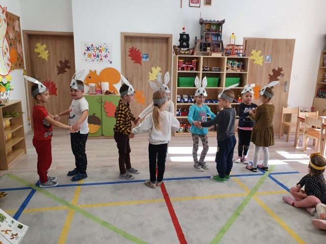 Dzieci uczestniczą w zajęciach zwiazanych ze świetem drzewa