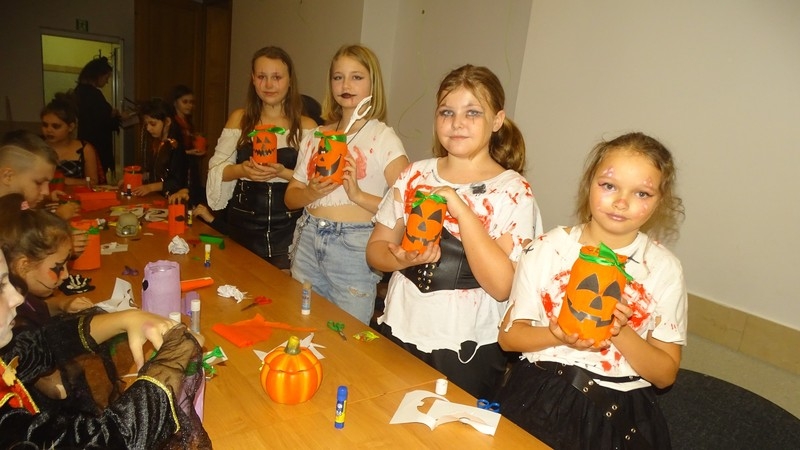 Dzieci w przebraniach podczas wykonywania prac plastycznych