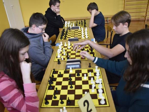 Przy trzech szachownicach gra sześcioro zawodników.