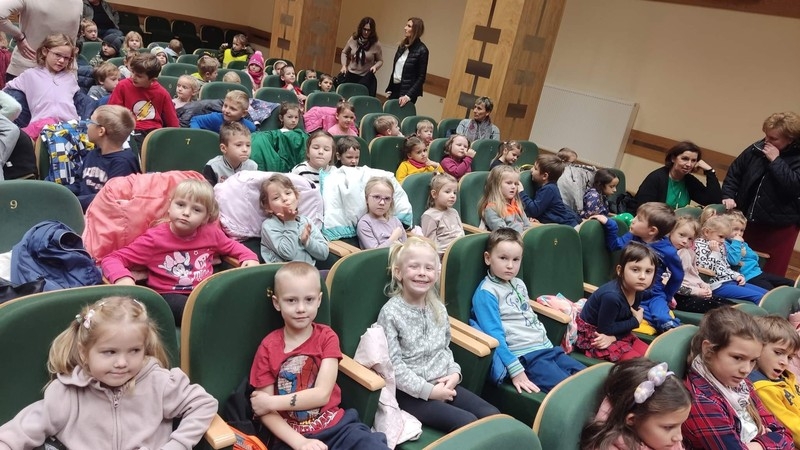 Dzieci siedzą na fotelach.