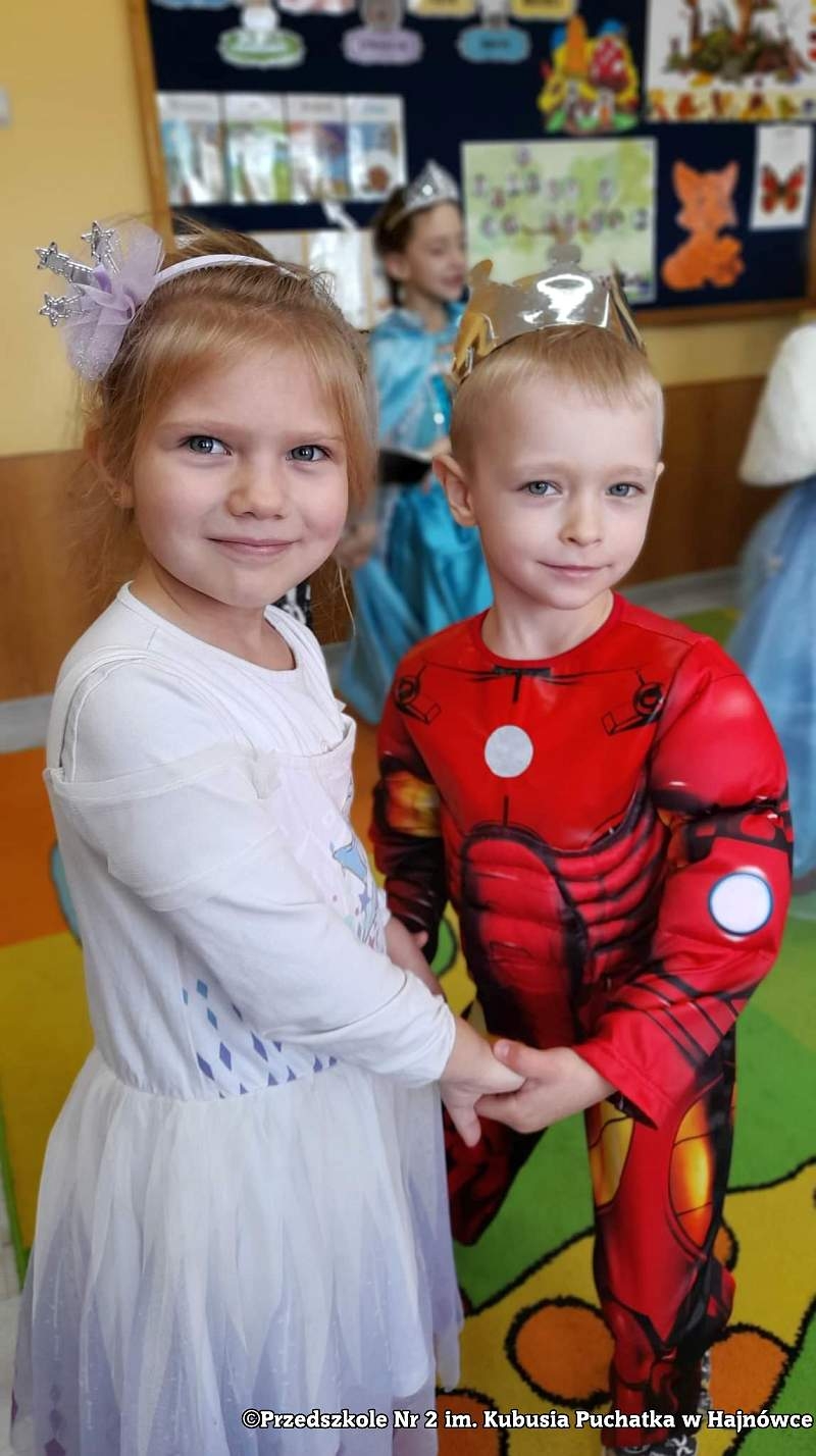 Dzieci trzymające się za ręce