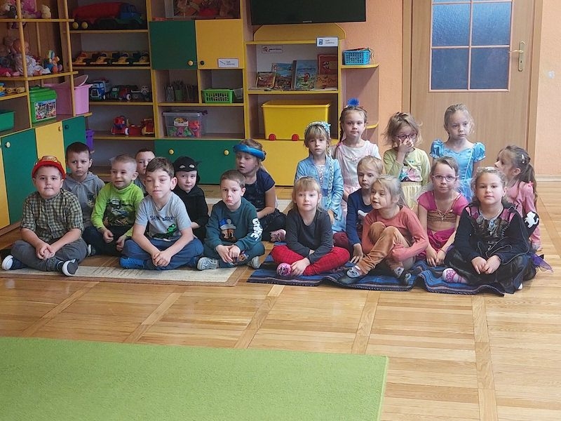 Dzieci w strojach bajkowcych