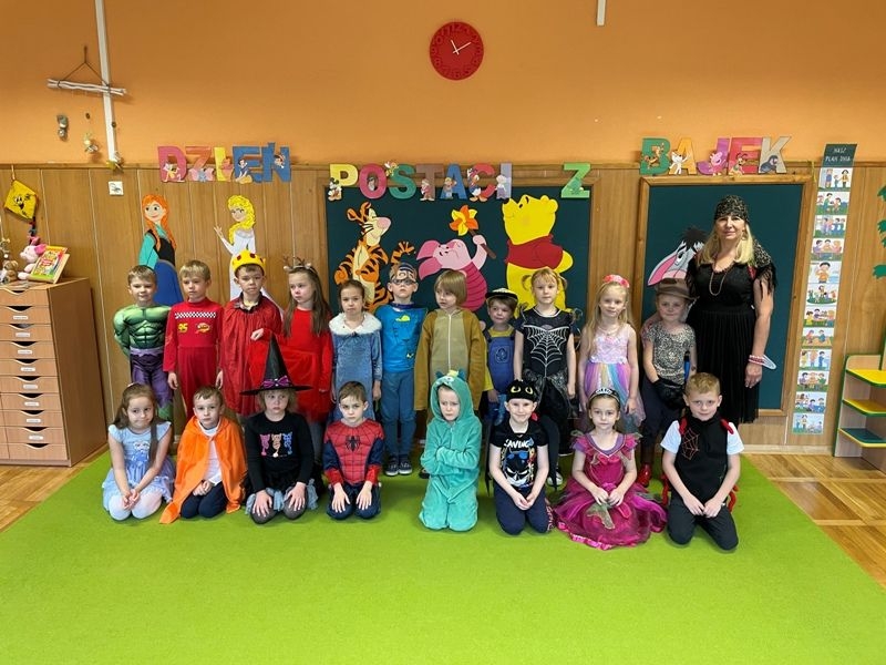 Dzieci i nauczycielki w strojach bajkowcych