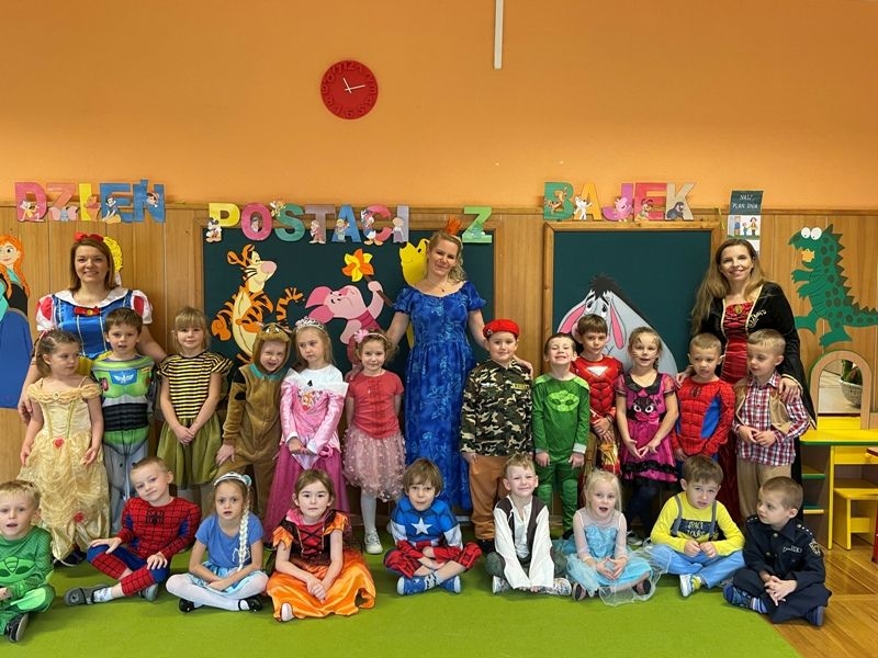 Dzieci i nauczycielki w strojach bajkowcych