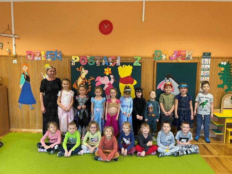 Dzieci i nauczycielki w strojach bajkowcych