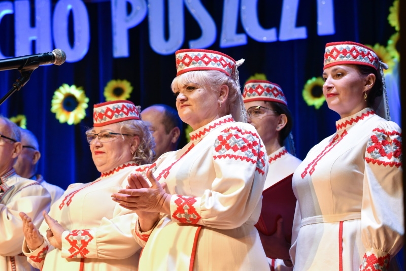 Kobiety ubrane w ludowe stroje.