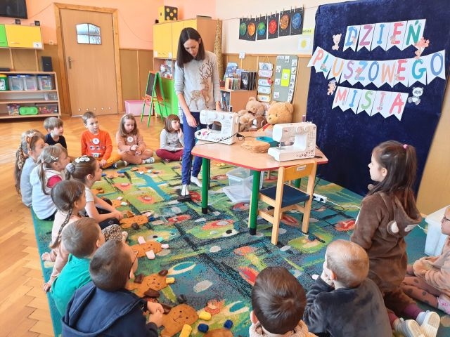 Pokaz szycia na maszynie