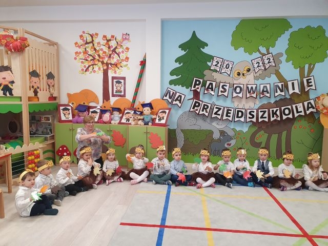 dzieci siedzące na podłodze