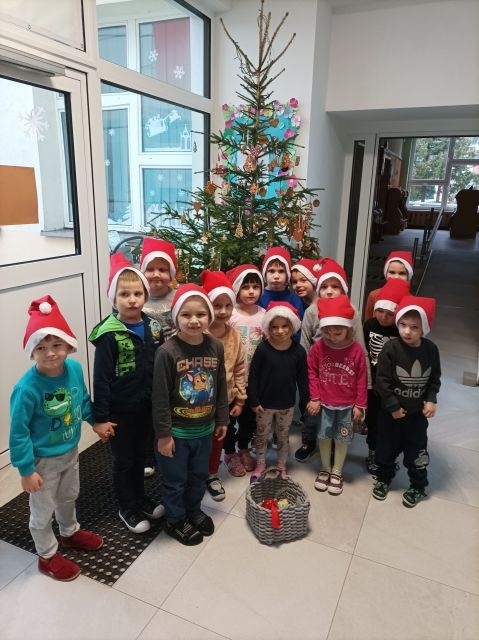 Dzieci ubierają choinkę