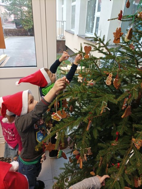 Dzieci ubierają choinkę