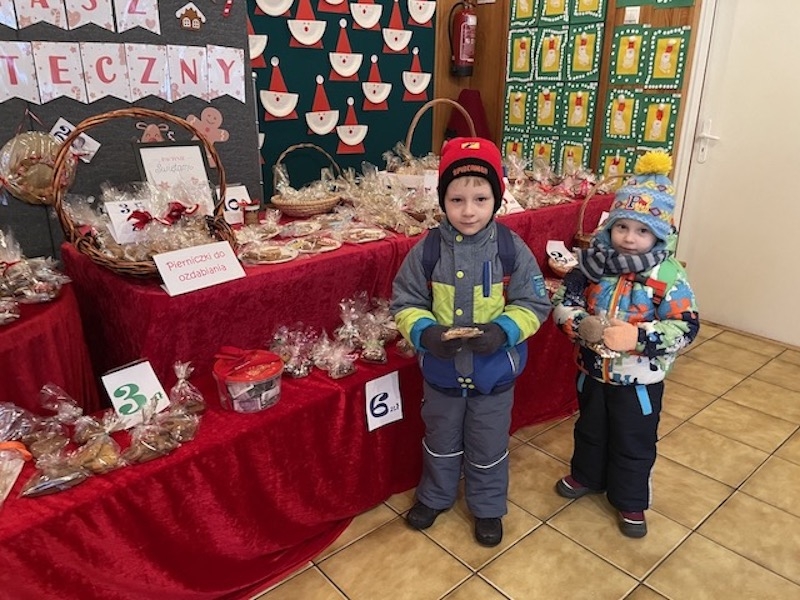 Przedszkolaki wybierają produkt na kiermaszu