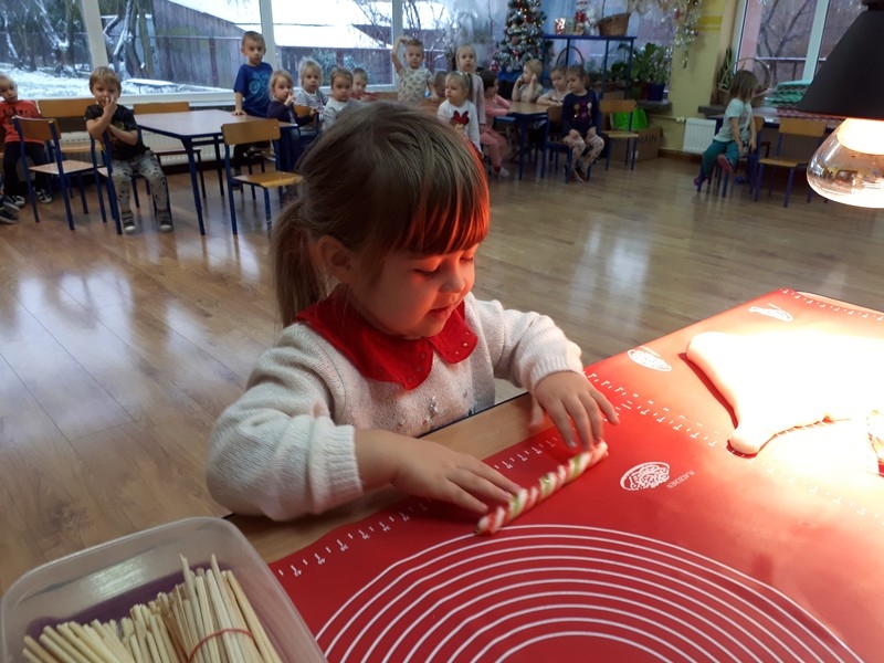 Dziecko roluje lizaka