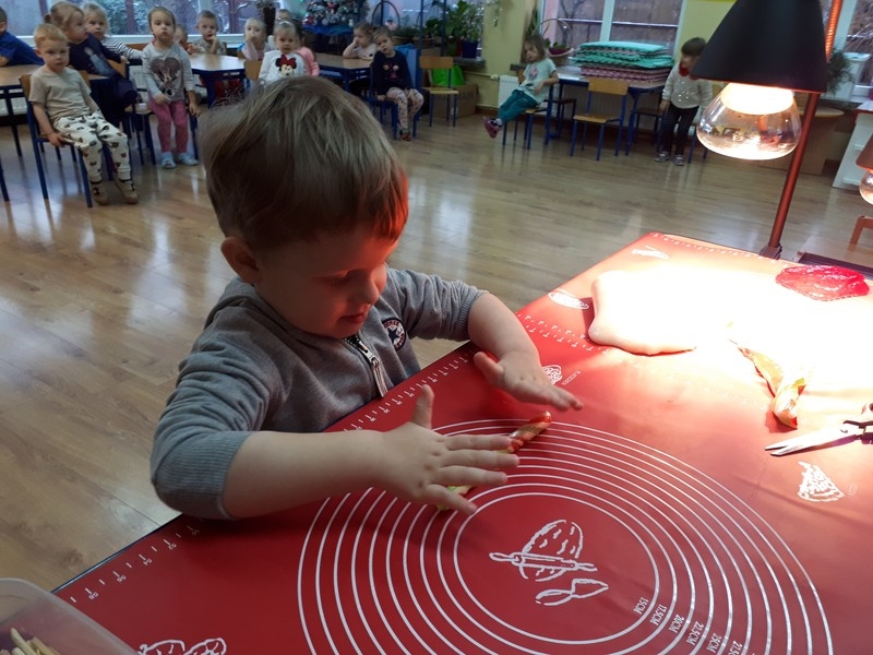 Dziecko roluje lizaka