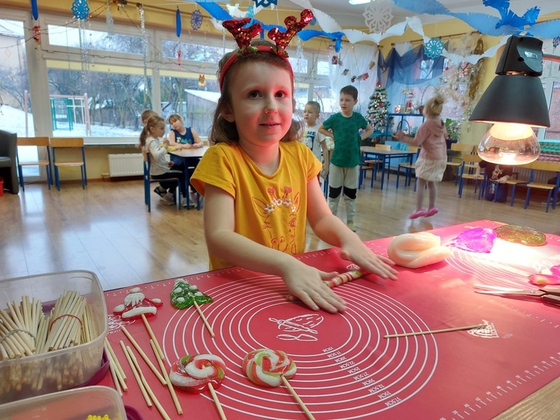 Dziecko roluje lizaka