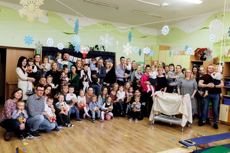 Pamiątkowe zdjecie grupowe dzieci, rodziców i personelu przedszkola