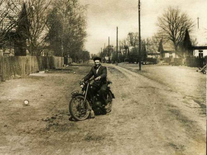 górna mężczyzna na motorze na ulicy 