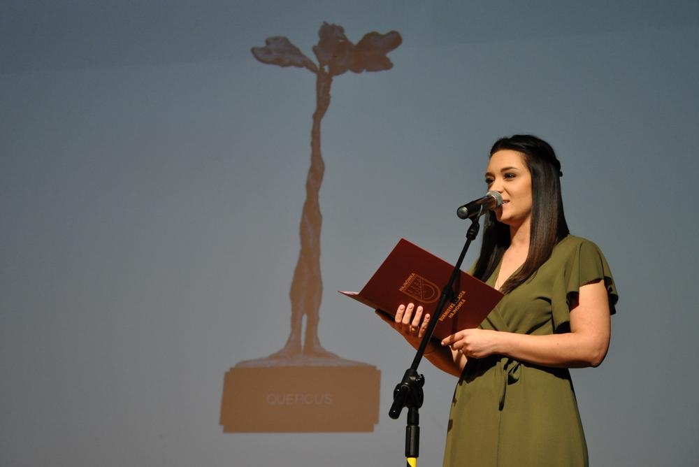 Kobieta przy mikrofonie