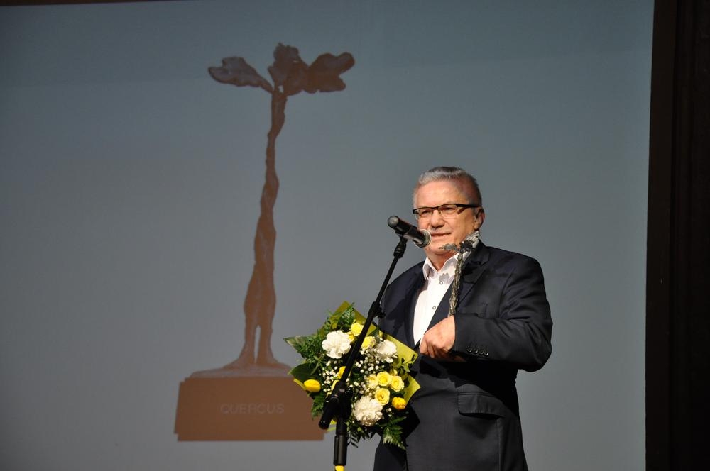 Mężczyzna przy mikrofonie