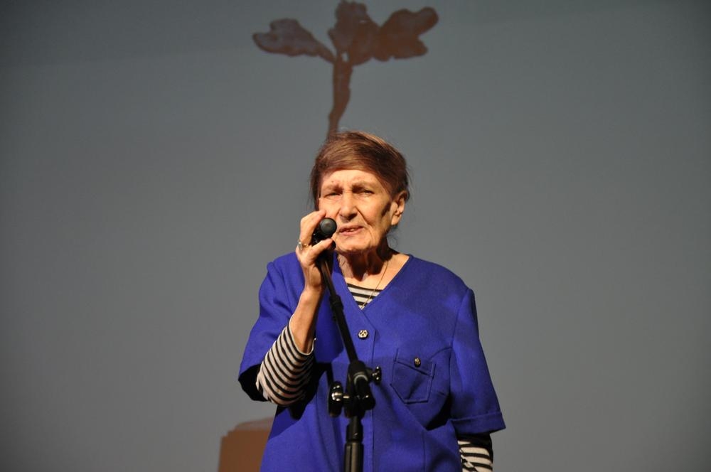 kobieta przy mikrofonie