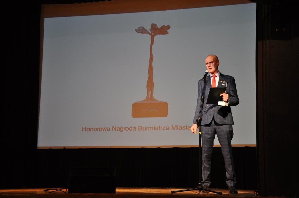 mężczyzna przy mikrofonie