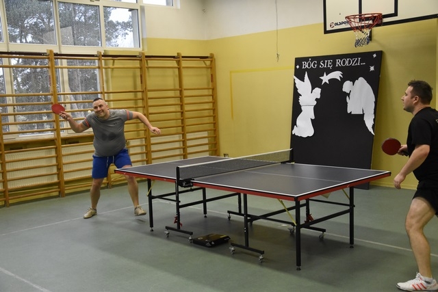Dwaj mężczyźnia grają w tenisa stołowego.