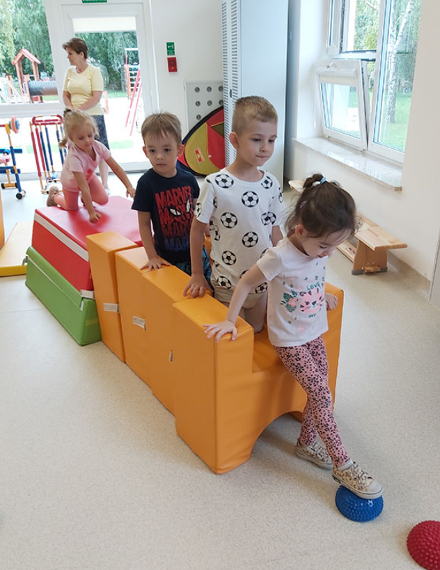 dzieci w sali gimnastycznej