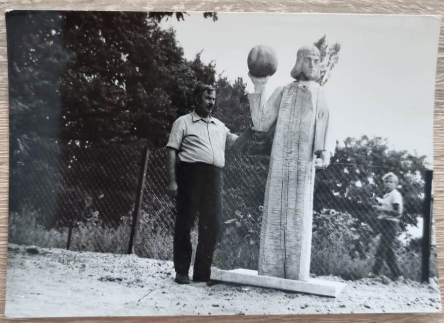 Mężczyzna obok rzeźby Kopernika