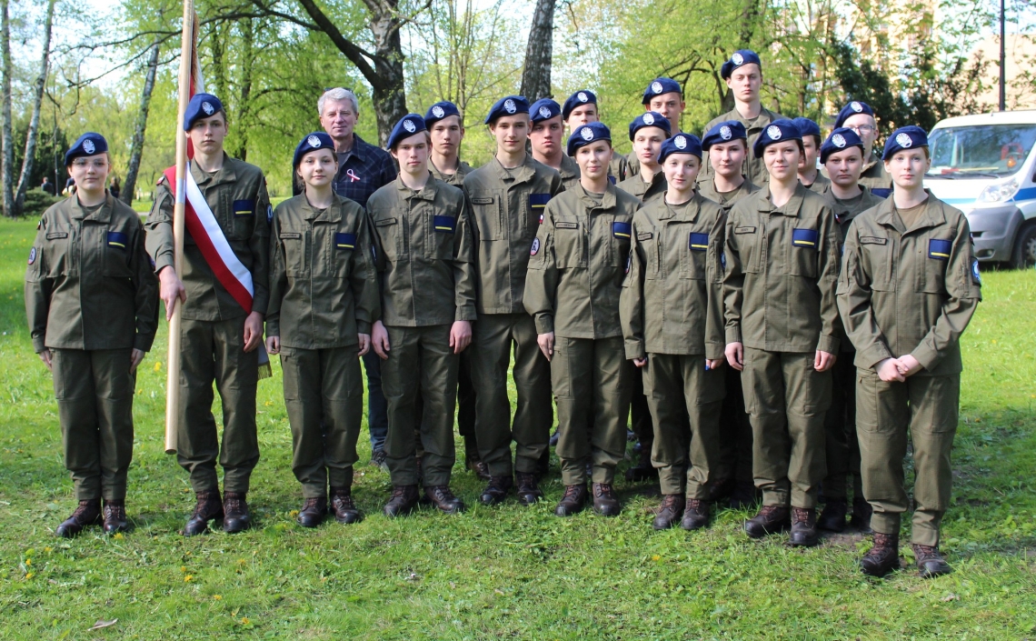 zdjęcie grupowe uczniów klasy mundurowej