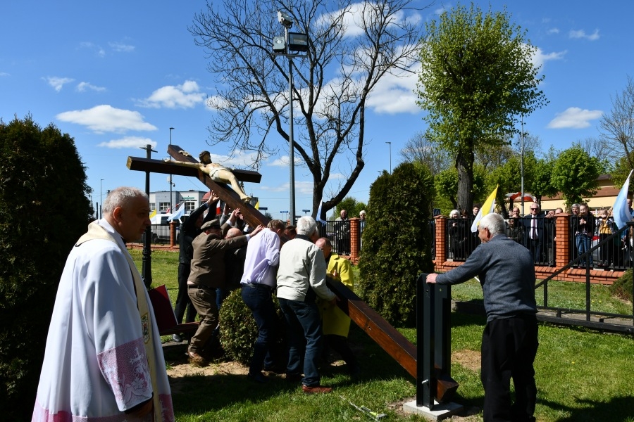 ustawienie krzyża przed kościołem