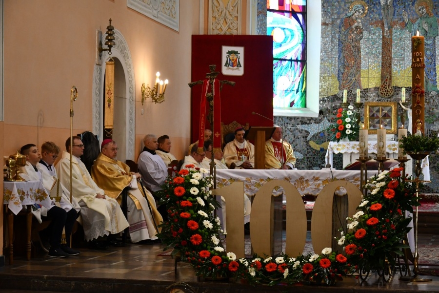 duchowni zgromadzeni wokół ołtarza