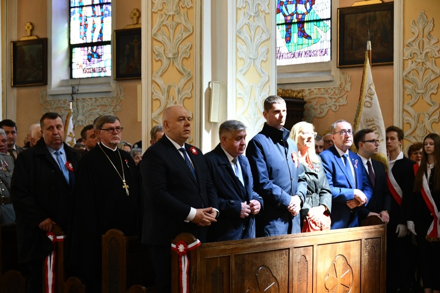 zgromadzeni w kościele goście