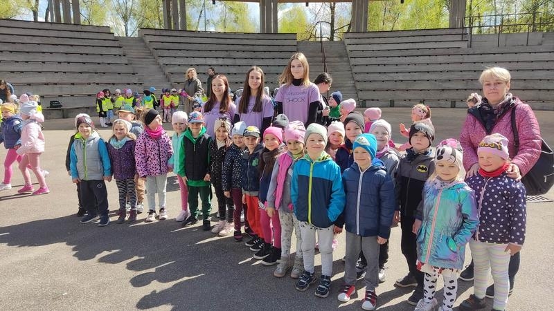 Zdjecie grupowe dzieci, opiekunek i mażoretek