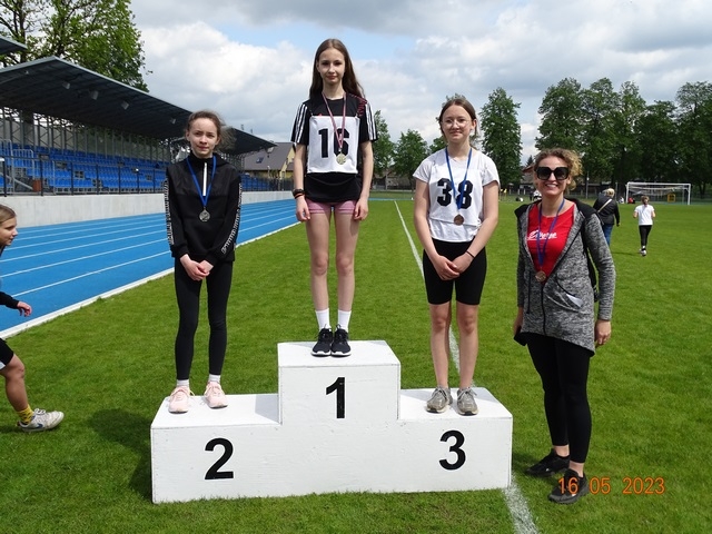 Na podium najlepsze zawodniczki powiatu hajnowskiego w biegu na 600m