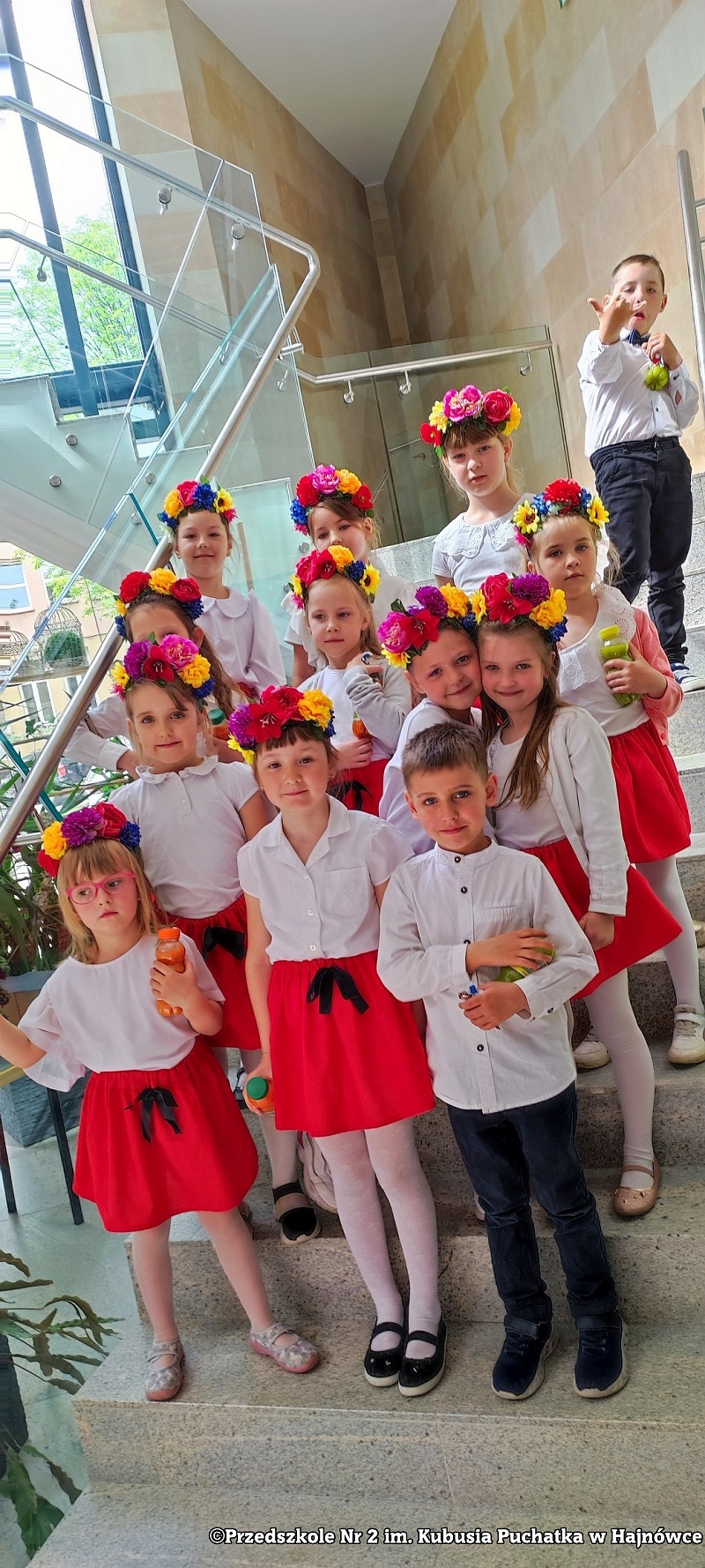 dzieci pozują do zdjęcia