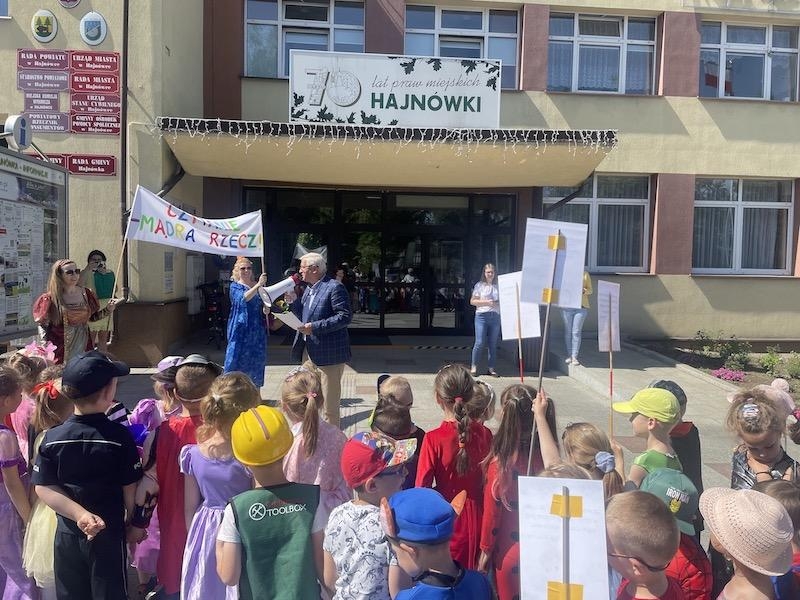 dzieci przed Urzędem Miasta Hajnówka, słuchające Pana Burmistrza